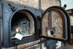 Ein Blumenstrauß mit einer kleinen Karte steht in einem Verbrennungsofen im Krematorium auf dem Gelände des ehemaligen Konzentrationslagers Buchenwald bei Weimar. (Foto: dpa)