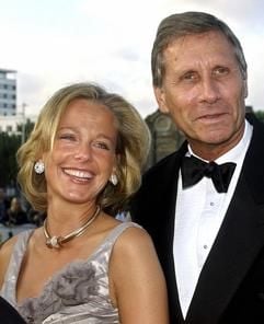 "Mr. Tagesthemen", Ulrich Wickert, kommt am 14.06.2002 mit Freundin Julia Jäkel zur Verleihung des 52. Deutschen Filmpreises ins Berliner Tempodrom (Archivbild). Ulrich Wickert (60) hat nach einem Bericht der "Bild"-Zeitung vom Mittwoch (05.03.2003) die Verlagsmanagerin Julia Jäckel (31) geheiratet. Die standesamtliche Trauung fand am vergangenen Samstag (01.03.2003) in der Nähe von Frankfurt/Main statt. (Foto: dpa)