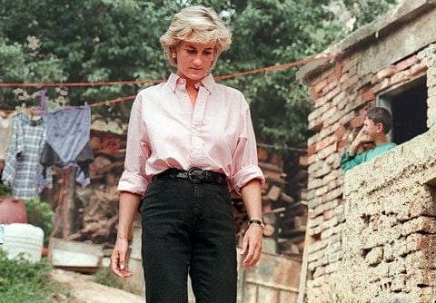 Diana Prinzessin von Wales verlässt am 10. August 1997 während eines privaten Besuchs in Sarajevo (Bosnien und Herzegowina) das Haus eines Mannes, der durch eine Landmine getötet worden war. (FOTO: DPA)