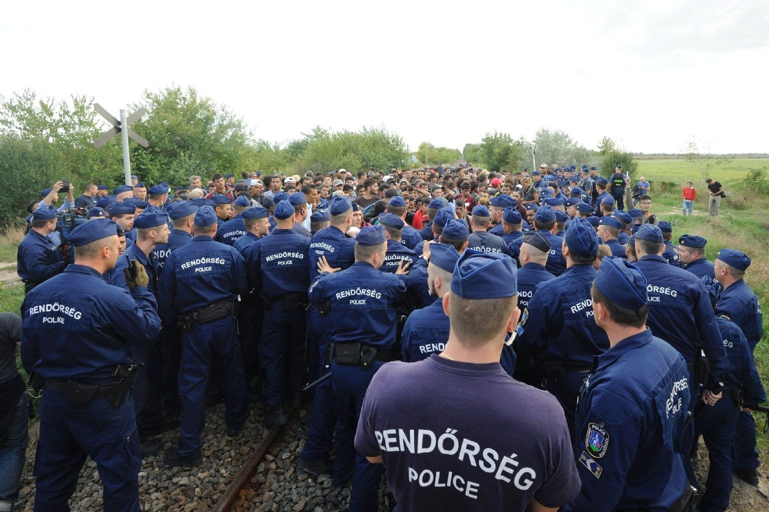 Die ungarische Polizei stoppt Migranten auf dem Weg Richtung Westen.