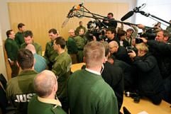 Großer Medienandrang herrscht vor der Urteilsverkündung um den Angeklagte Mario M. (links zwischen Polizisten und Justizbeamten) am Donnerstag (14.12.2006) im Dresdner Landgericht. (Foto: dpa)