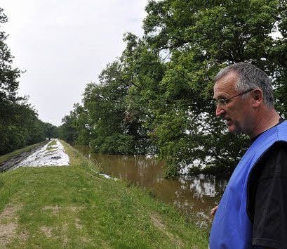 Frank Torger vom LHW ist auf Kontrollgang auf dem Deich Mittelhölzer.