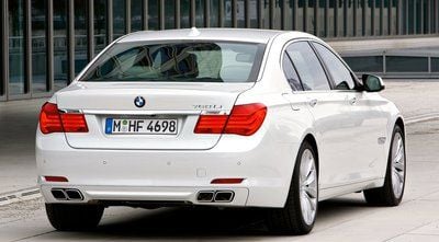Wehe, hier geht etwas kaputt: Wer im BMW 760 Li mit 445 PS aus zwölf Zylindern unterwegs ist, will Qualität - die man bei Preisen ab 117 300 Euro auch erwarten kann. (FOTO: DPA)