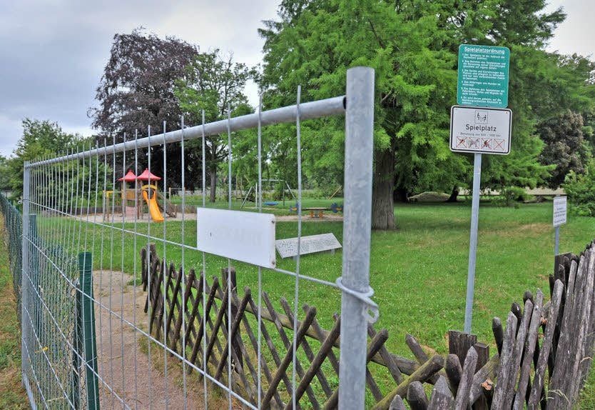 Traurig: Der Spielplatz in der Gartenstraße in Jeßnitz ist geschlossen. Offenbar ist er lange vernachlässigt worden, so dass jetzt Verletzungsgefahr besteht.