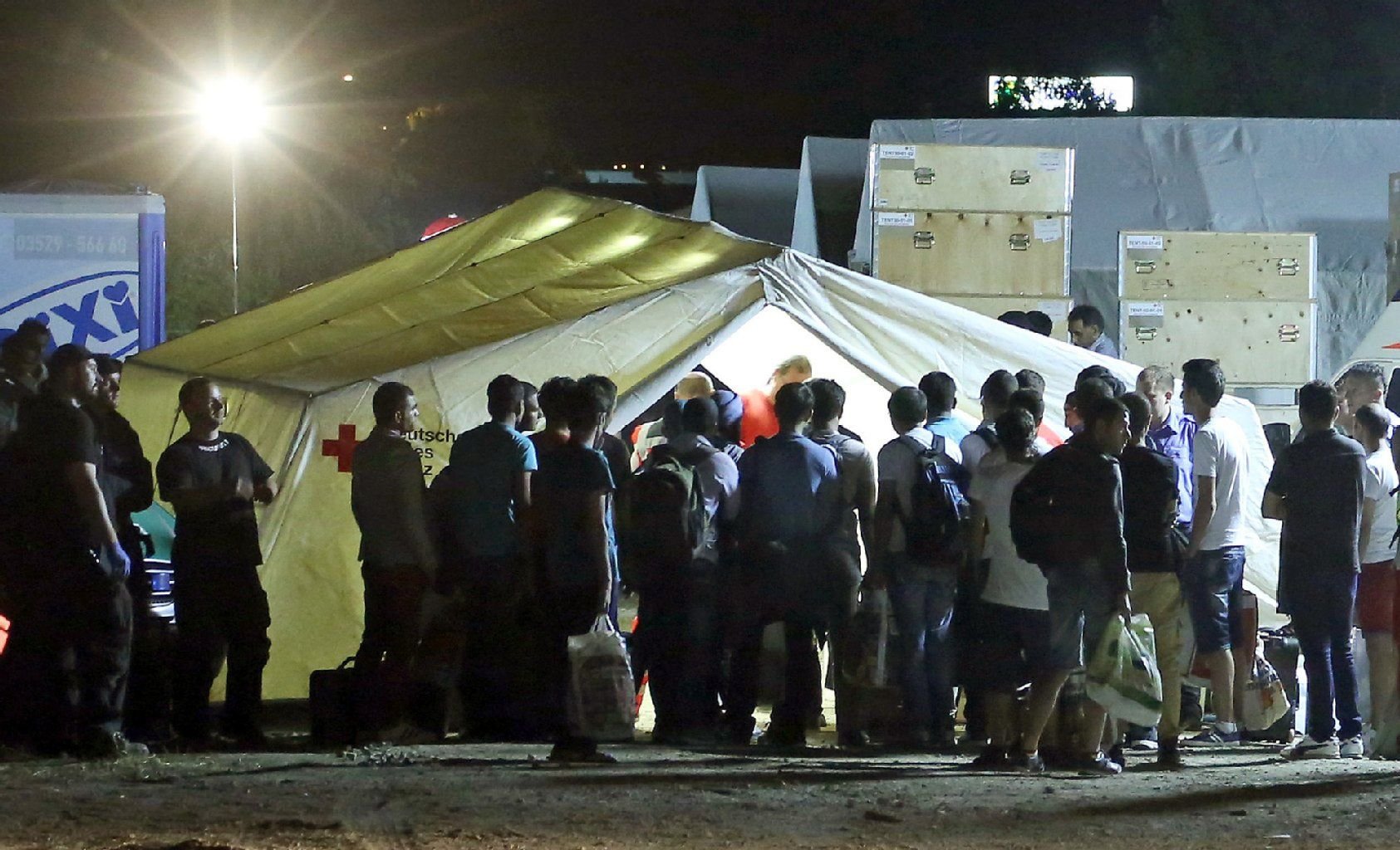 Erste Flüchtlinge kommen in den späten Abendstunden am Freitag in Dresden in der eilig errichteten Zeltstadt an.