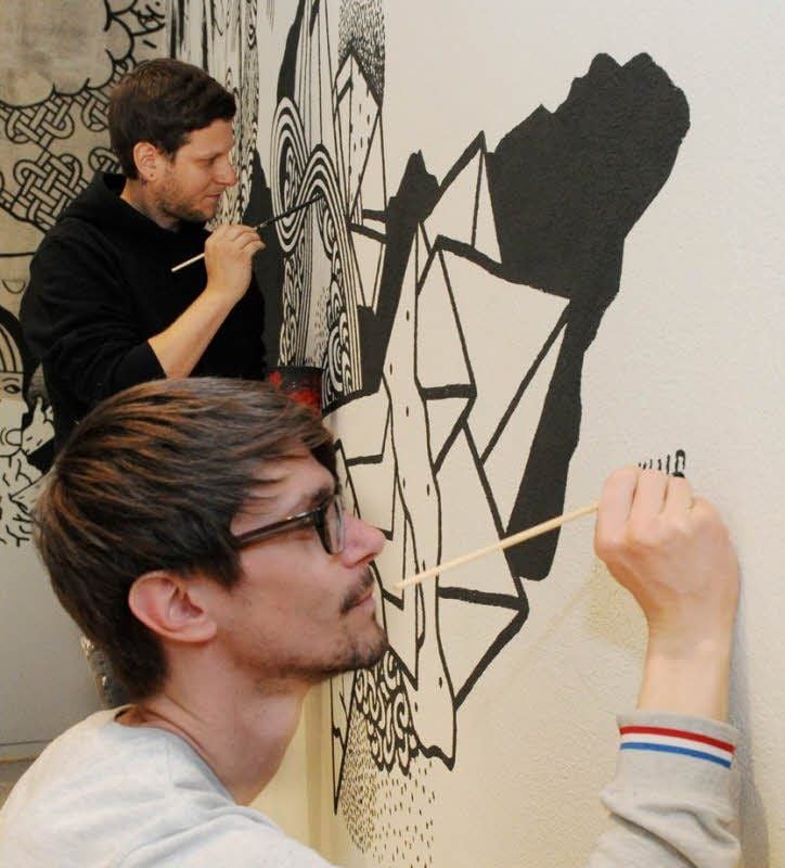 Mike Okay (hinten) und Christian Heinicke arbeiten am Boden