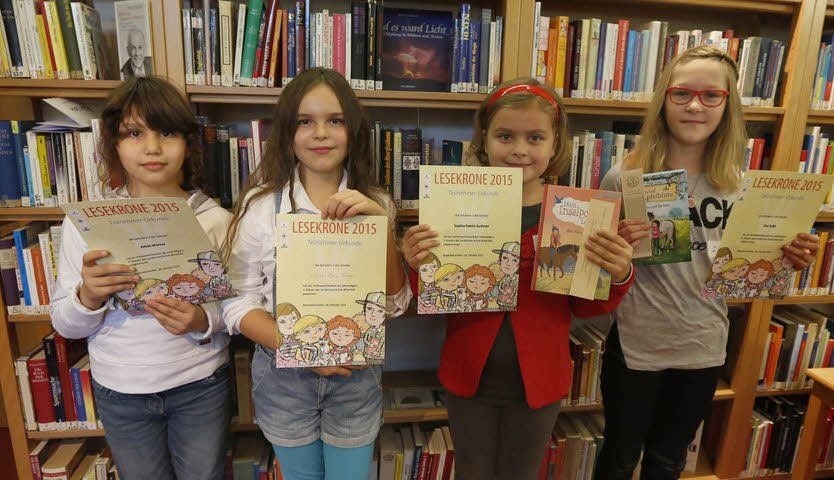 Vorlesewettbewerb in der Bibliothek: Die Siegerin Lillith Patzer (2.v.l.) stammt aus Bitterfeld.