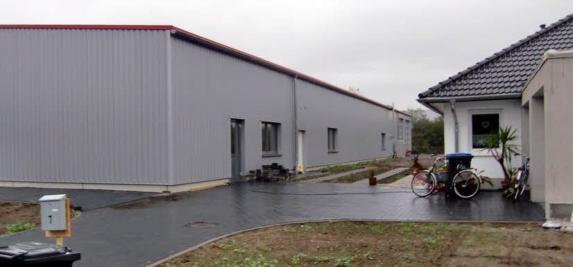 Das neue Betriebsgelände mit dem Wohnhaus (r.) in Markranstädt.
