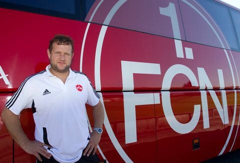 Der Busfahrer des Fussball-Bundesligisten 1. FC Nürnberg, Udo Rauh, posiert auf dem Vereinsgelände am Mannschaftsbus. (FOTO: DAPD)