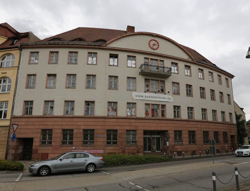Alles andere als ein attraktives Eingangstor zur Stadt: das ehemalige Sparkassengebäude am Weißenfelser Niemöllerplatz.