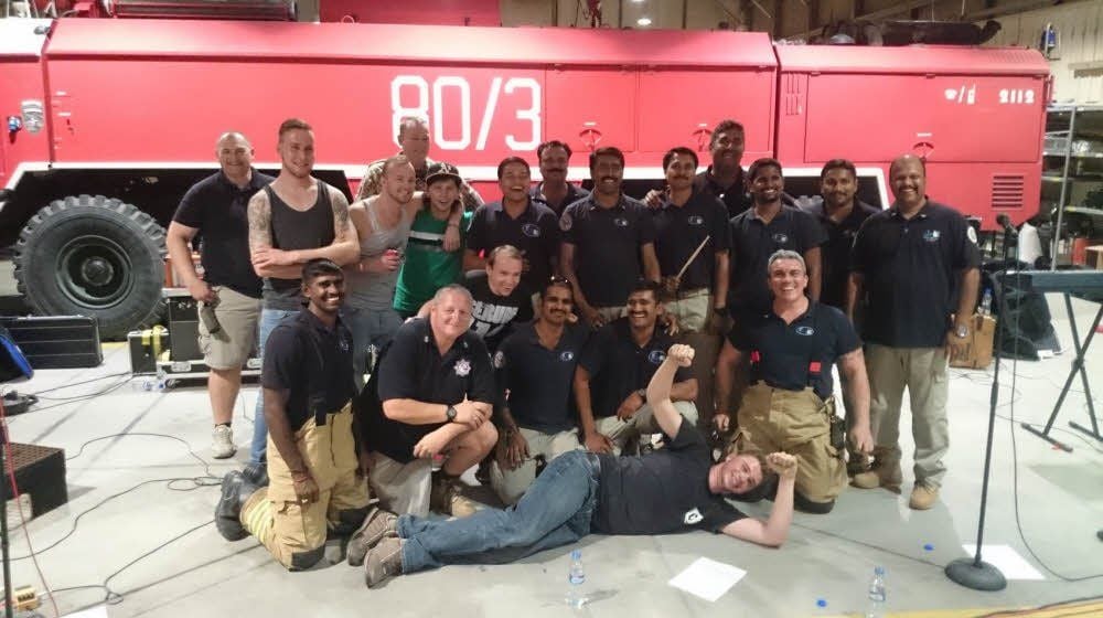 Die Musiker inmitten ihrer indischen Fans von der Flughafen-Feuerwehr - dort gab „Formlos“ ein ungeplantes Zusatzkonzert.