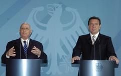 Der palästinensische Ministerpräsident Ahmed Kureia (l) und Bundeskanzler Gerhard Schröder geben am Montag (17.05.2004) nach ihrem Treffen in Berlin eine Pressestatement. Nach Aussage Schröder gebe es "positive Anzeichen" für Bewegung im Nahost-Friedensprozess. (Foto: dpa)