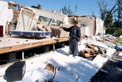 Esequiel Casarrublas zeigt in Lantana, Florida, auf das, was in seinem total zerstörten Wohnwagen sein Schlafzimmer war. (Foto: dpa)