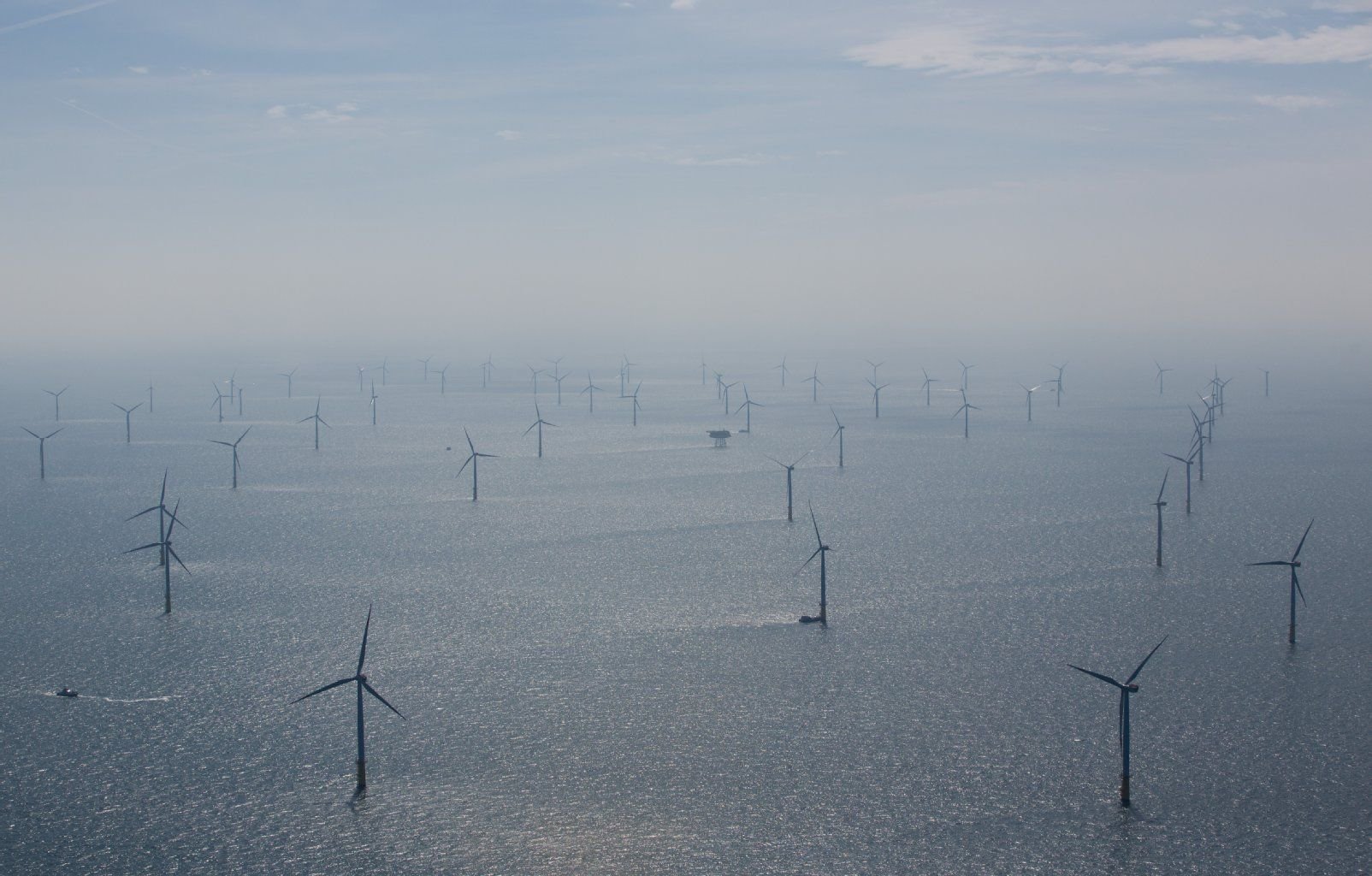 Siemens baut in Cuxhaven eine Fabrik für Windkraftanlagen wie sie vor Helgoland im Meer stehen.