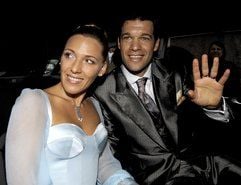 Michael Ballack und seine Frau Simone winken nach ihrer Trauung am Montag (14.07.2007) beim Verlassen des Schlosses Kempfenhausen bei Berg (Oberbayern) am Starnberger See aus dem Auto. (Foto: dpa)