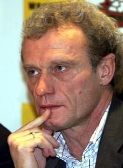 Hans-Peter Briegel bei einer Pressekonferenz in Tirana. (Foto: dpa)