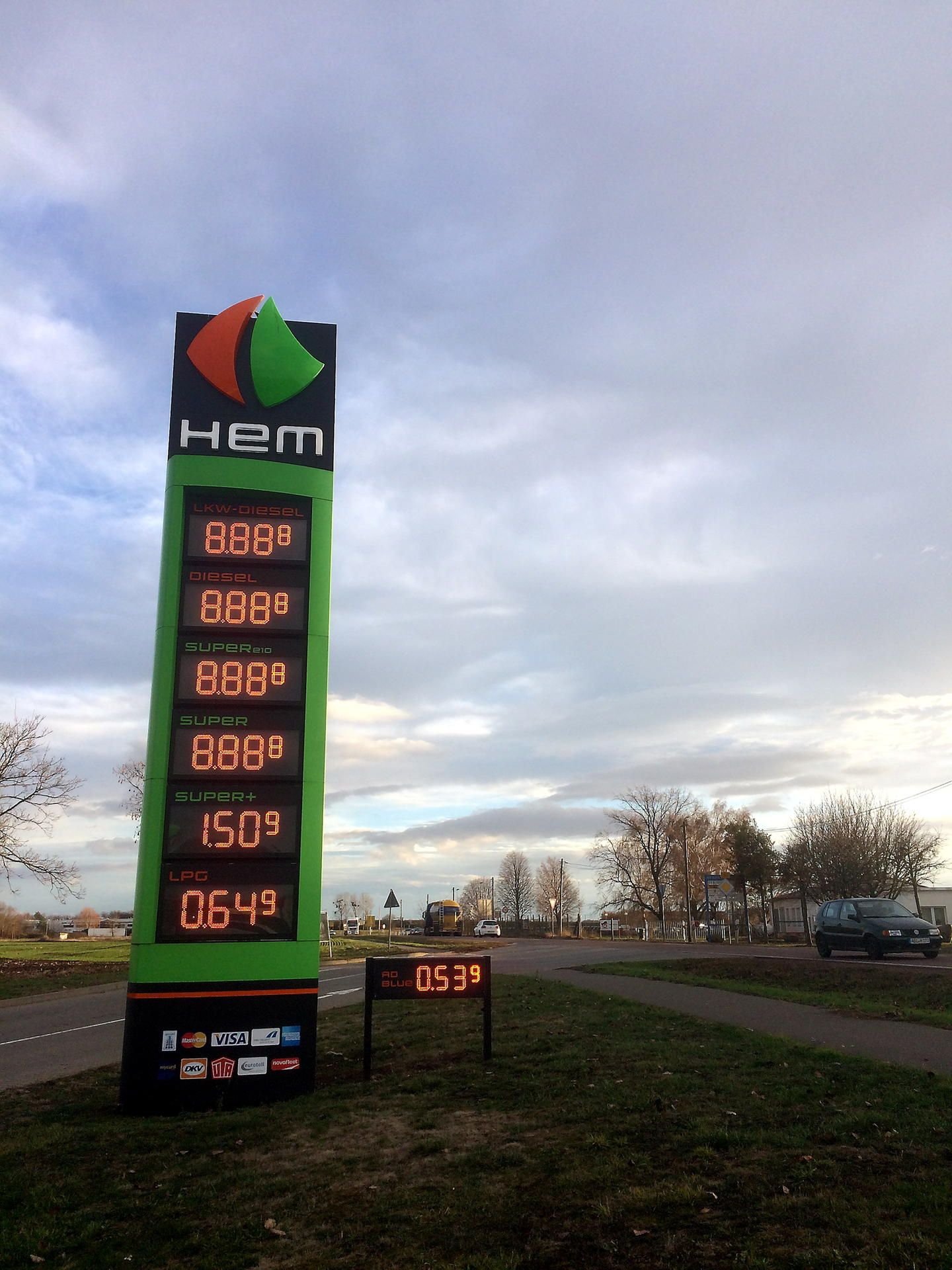 Berlin, Tankstelle, Zapfsaeulen . Diesel Super Plus Super Benzin