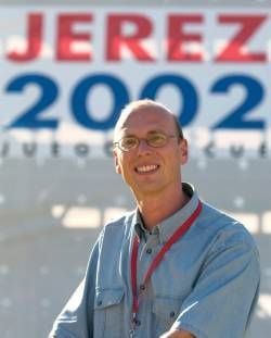 Der deutsche Dressurreiter Klaus Husenbeth steht am Mittwoch (11.09.2002) vor einem Werbebanner bei den Weltreiterspielen im spanischen Jerez. Der 46 Jahre alte Bremer ist der einzige Mann in der deutschen Dressur-Mannschaft und betreibt den Sport als reines Hobby. dpa