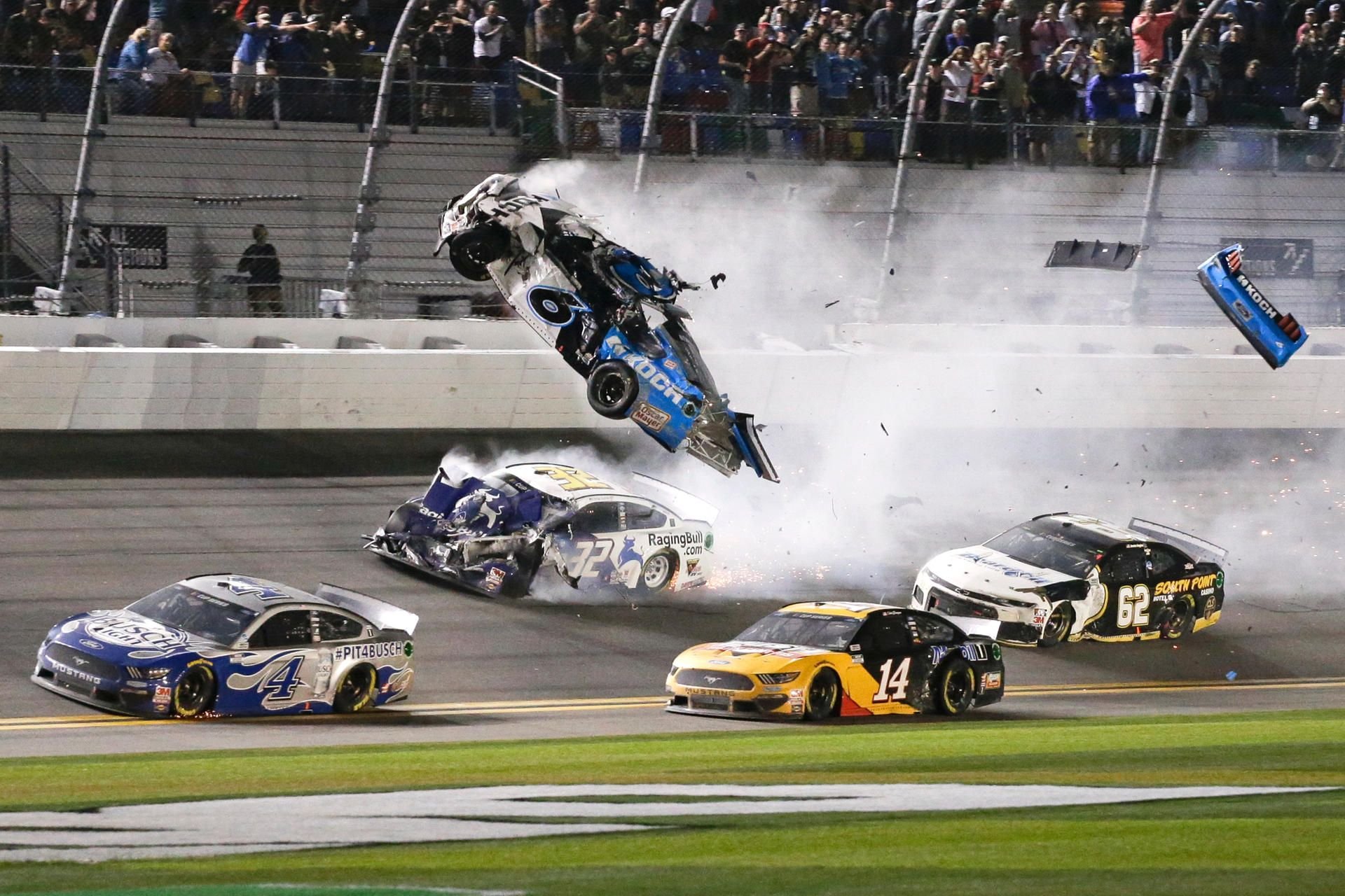 Das Fahrzeug von Ryan Newman wird in die Luft geschleudert.