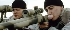 Swoff (Jake Gyllenhaal r.) liegt mit einem Scharfschützengewehr auf der Lauer um kuweitische Ölfelder zu schützen (undatierte Filmszene). (Foto: dpa)