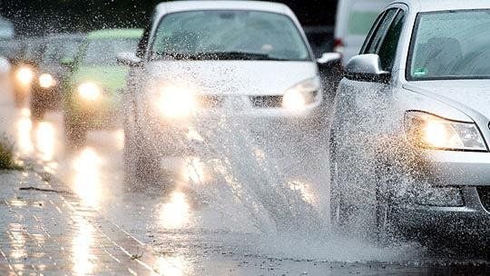 Abruptes Bremsen, hektisches Spurwechseln und dann wieder voll auf's Gas. Viele Autofahrer zeigen sich bei Regen vollkommen überfordert.