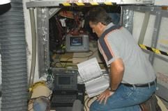 Nasa-Techniker Bill Drier nimmt letzte Test an der Raumfähre «Discovery» vor. (Foto: dpa)