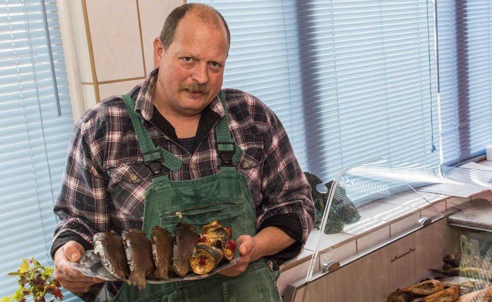 Hagen Hepach serviert seinen Kunden neben dem Fisch auch passende Rezepte.