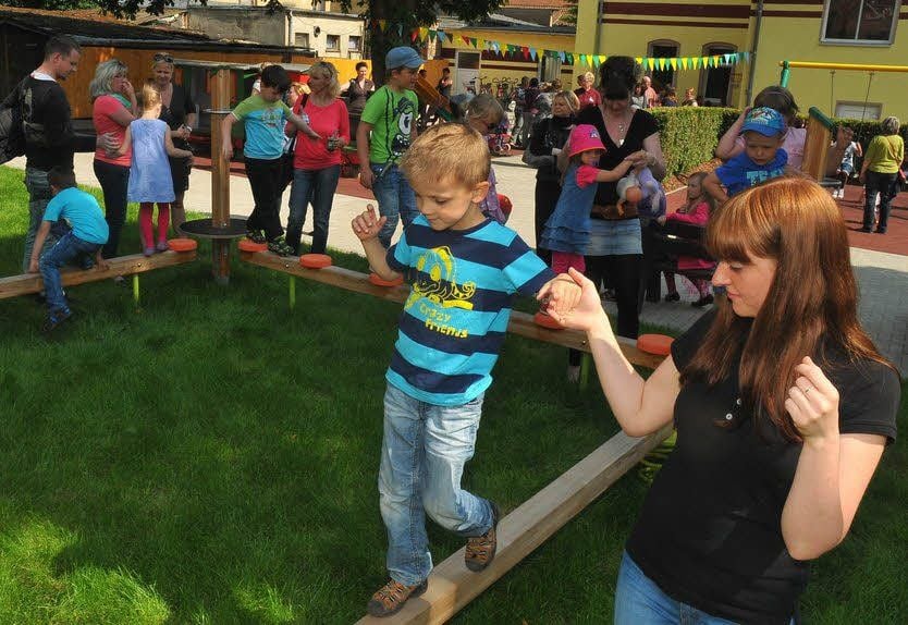 Cedric und viele andere Kinder probierten die Spielgeräte in der Kita Kastanienburg aus.
