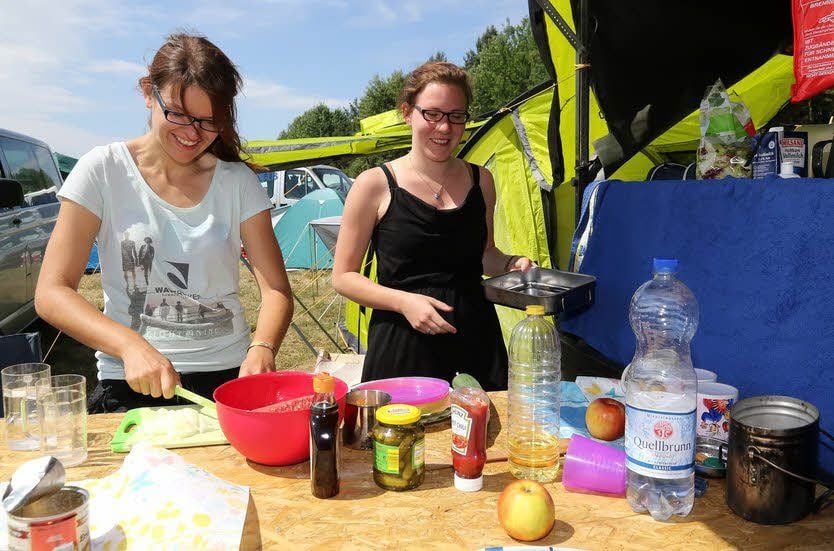 Steffi (links) und Tabea bereiteten beim Festival selbst Hamburger zu.