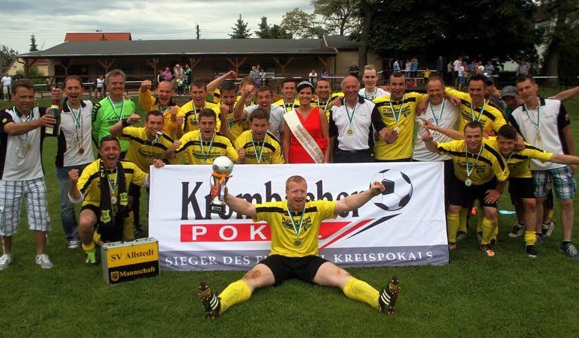 Die Fußballer des SV Allstedt bejubeln ihren Triumph im Krombacher-Kreispokal Mansfeld-Südharz.