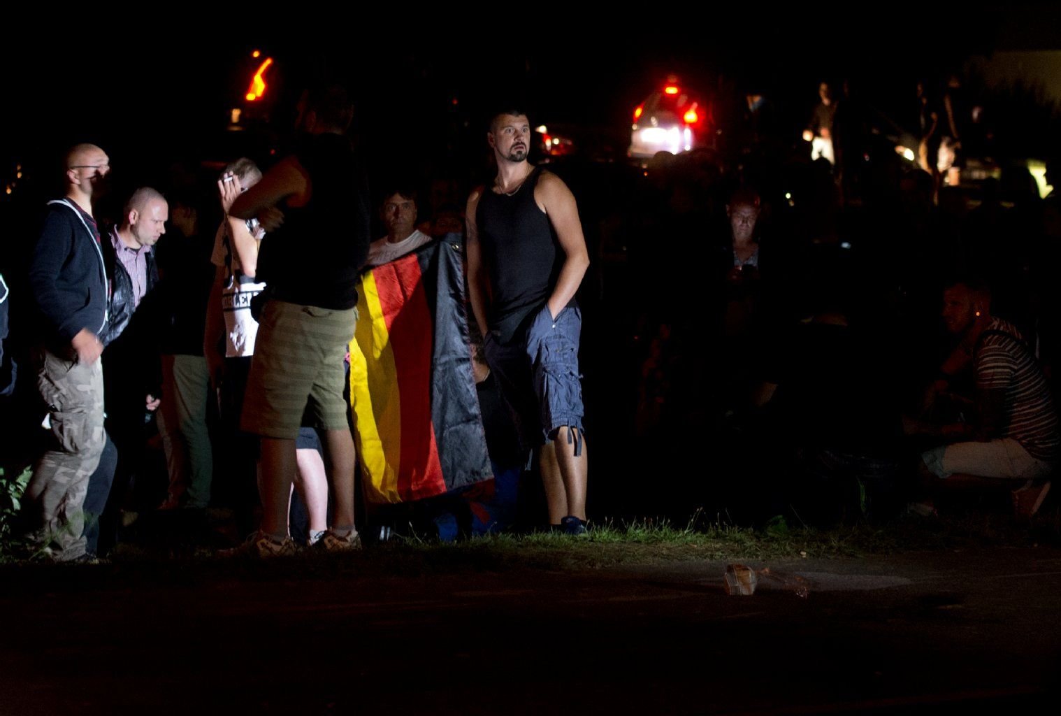 Gegner einer Asylunterkunft in einem ehemaligen Praktiker-Baumarkt protestieren am 21.08.2015 in Heidenau (Sachsen) vor der Asylunterkunft.