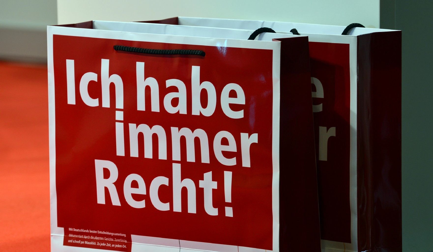 Tüten mit dem Aufdruck "Ich habe immer Recht" stehen am 03.04.2014 in Weimar (Thüringen) an einem Messestand beim 21. Deutschen Richter- und Staatsanwaltstag.