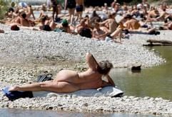 Nicht jedermanns Geschmack - Nacktbader wie hier an der Isar in München werden nur noch selten als unsittlich, häufig jedoch als unästhetisch empfunden. (Foto: dpa)