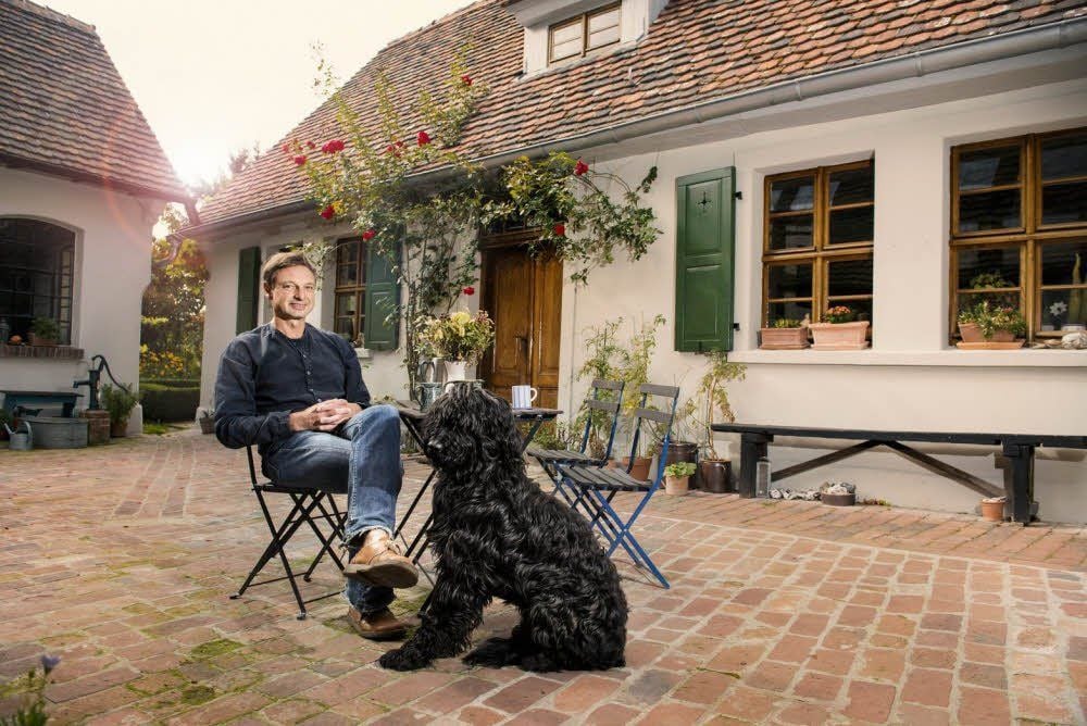 Klein, aber fein. Beim Wiederaufbau seines Lehmhauses in Großkühnau nutzte Jörg Singer nur traditionelle Materialien und Techniken. 2008 erhielt er dafür den ersten Platz beim „Bundespreis für Handwerk in der Denkmalpflege“