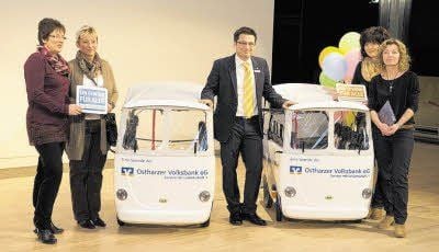 Volksbank-Mitarbeiter Tino Hiesener übergab den Mitarbeiterinnen der Kita Regenbogenland Thale (r.) und der Kita Schwalbennest in Ballenstedt jeweils einen „Kleinbus“.