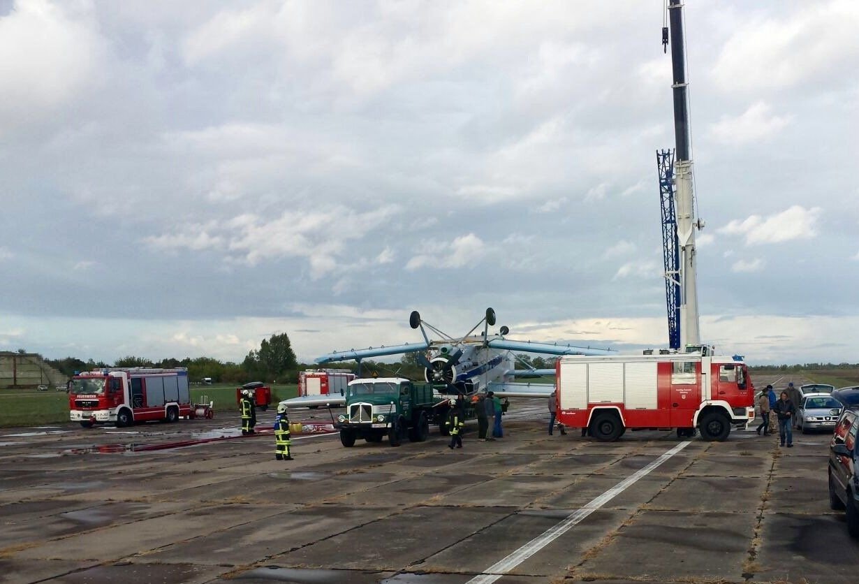 Mit Hilfe eines Krans wurde das Flugzeug geborgen.