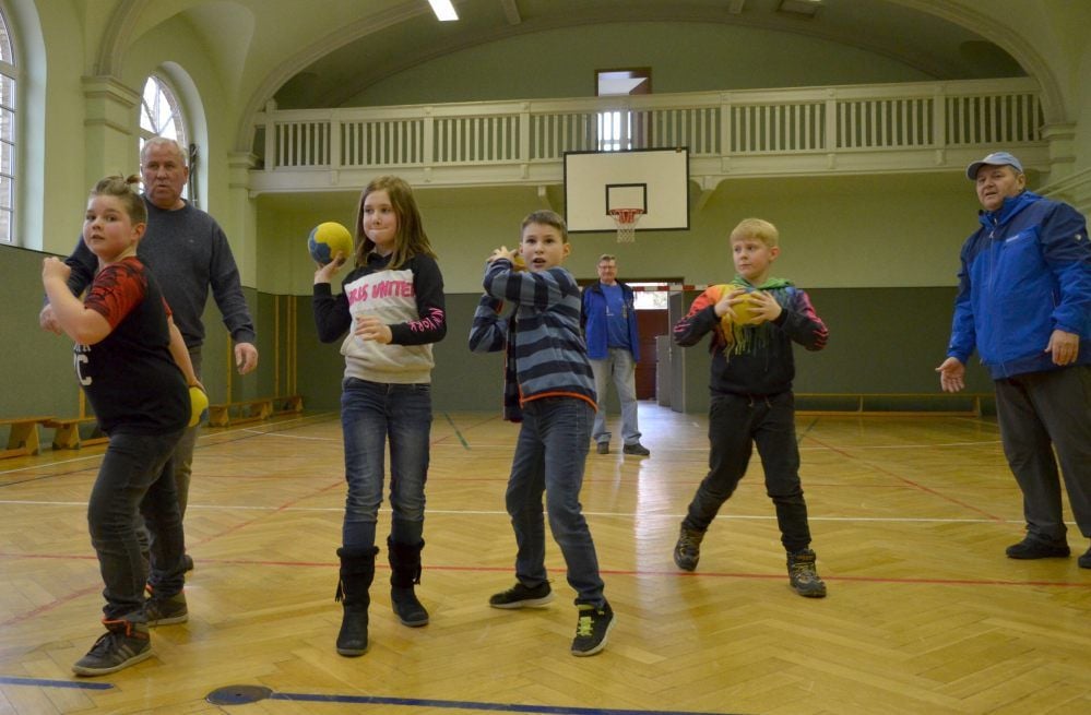 Grundschule in Klostermansfeld: Roland Schönfuß (l.) leitet die Handball-AG an der Schule.