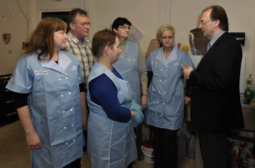Wirtschaftsminister Reiner Haseloff übergab im Januar 2011 bei der Dessauer Tafel die ersten fünf Bürgerarbeitsplätze.
