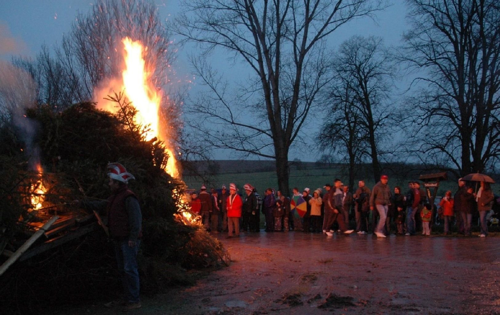 Am späten Samstagnachmittag wird in Bennungen im Mansfelder Land das Knutfeuer mit den alten Weihnachtsbäumen angezündet.