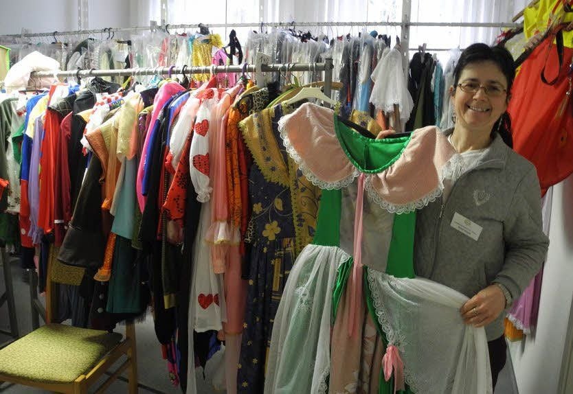 Wer möchte als fesches Burgfräulein zum Karneval? Das hübsche Kleid, das Doris Kneist hier zeigt, ist nur eines von mehr als 500 Kostümen, die der „Wir“-Verein sowohl für Erwachsene als auch Kinder in seinem Fundus bereit hält.