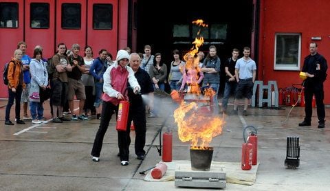 Medizinstudenten im 10. Semester der Universität Halle proben mit Feuerwehrleuten für ihren Einsatz als Notärzte. (FOTO: MÖBIUS)