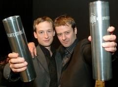 Jan Henrik Stahlberger und Marcus Mittermeier (v.l.) zeigen am Sonntag (01.02.2004) ihre Trophäen in die Kamera. (Foto: dpa)