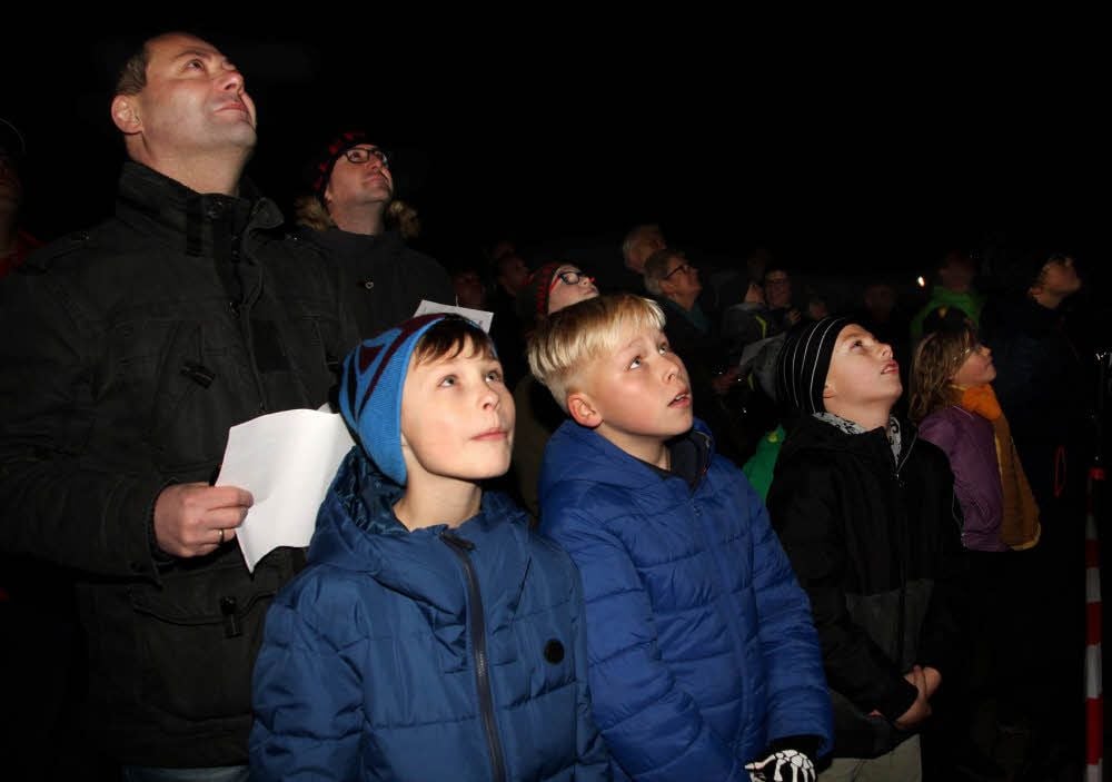 Der Countdown für Silvester läuft: Wie der Nachthimmel erleuchtet sein kann, konnten sich die Zuschauer zum Vorschießen am Opel-Autohaus Brüning an der Kalistraße anschauen.
