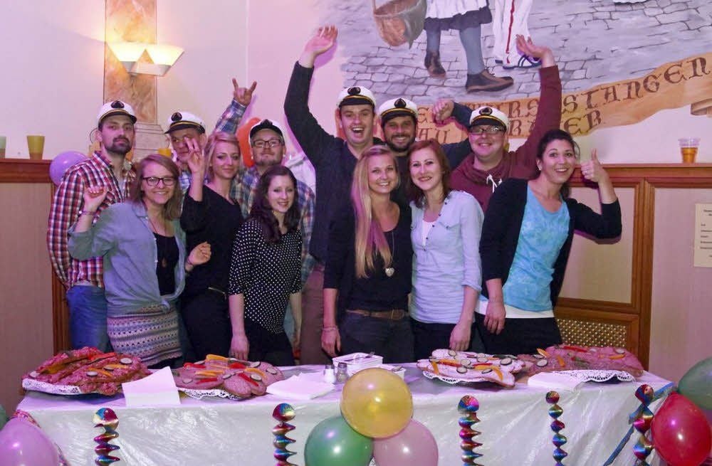 Zur diesjährigen „Wurstdisco“ haben die zwölf Küchenburschen und Küchenmädchen der Lichtmessgesellschaft Spergau ein Wurst-Buffet gezaubert. Organisator und damit ältester Küchenbursche ist Steven Herold (2.v.r.).