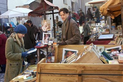 Die Filmszene aus «Tintenherz» zeigt Mo (M., Brendan Fraser) und seine Tochter Maggie (Eliza Bennett) auf dem Markt, in alten Büchern stöbernd. (FOTO: DPA)