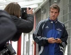 Der Niederländer Rafael van der Vaart (r) vom Hamburger SV kommt am Freitag (17.08.2007) in Hamburg am Flughafen an. (Foto: dpa)