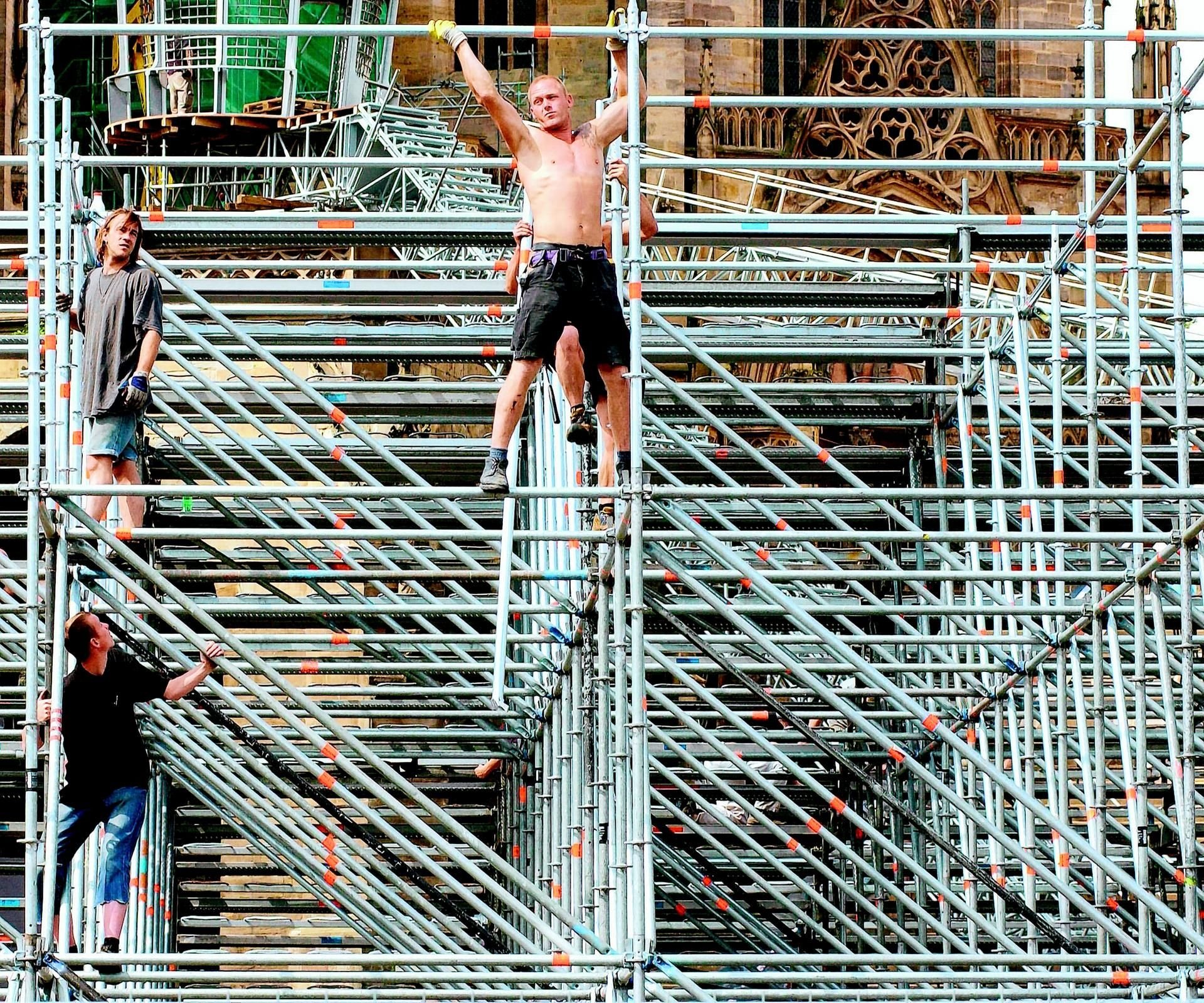 Gerüstbauer bei der Arbeit.