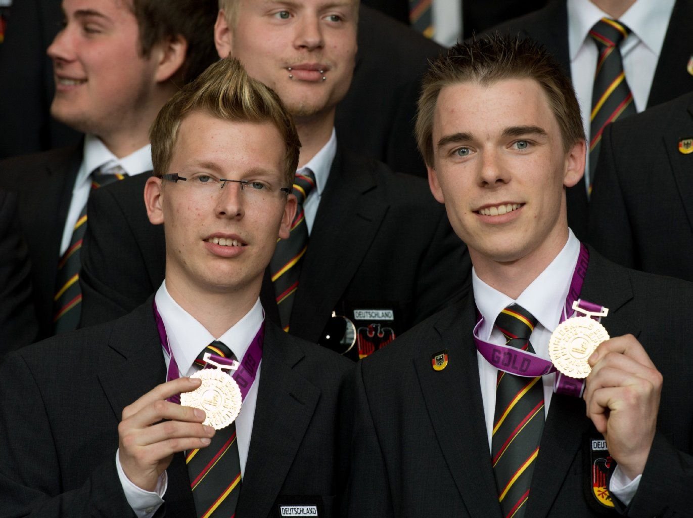 Fliesenleger Björn Bohmfalk (l.) sowie der Trockenbauer und Stuckateur Andreas Schenk präsentieren ihre Goldmedaillen.