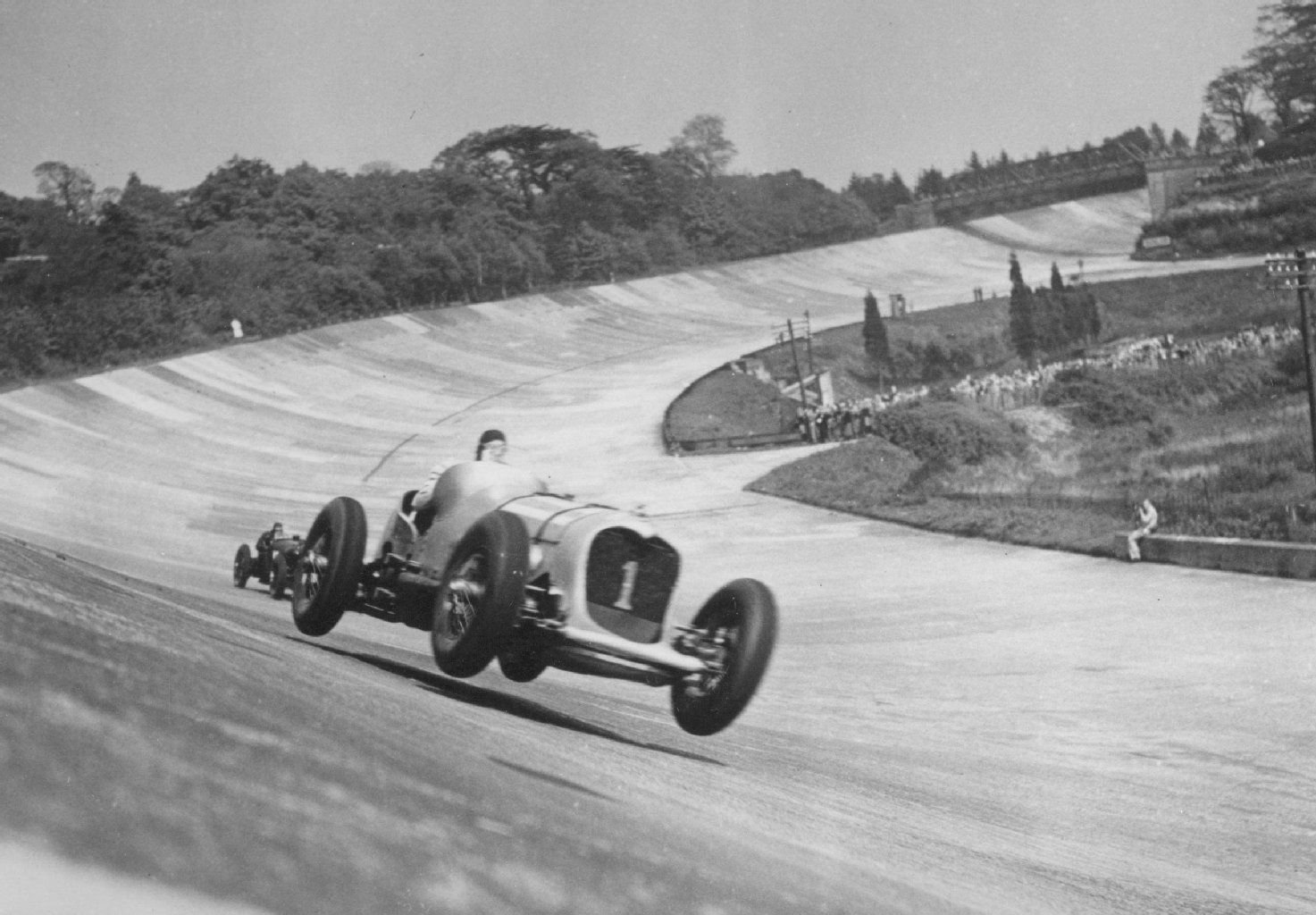 Die erste fest installierte Rennstrecke: Auch in Brooklands wurde um die Wette gerast – im Vordergrund ein Napier-Railton, mit dem John Cobb 1934 den Rekord von 230,84 km/h einfuhr.