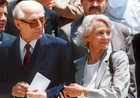 Der ehemalige DDR-Staats- und Parteichef Erich Honecker mit seiner Frau Margot auf dem Flughafen von Santiago de Chile. Der ehemalige Butler Lothar Herzog hat jetzt ein Buch über seine Arbeit bei den Honeckers veröffentlicht. (FOTO: ARCHIV/DPA)